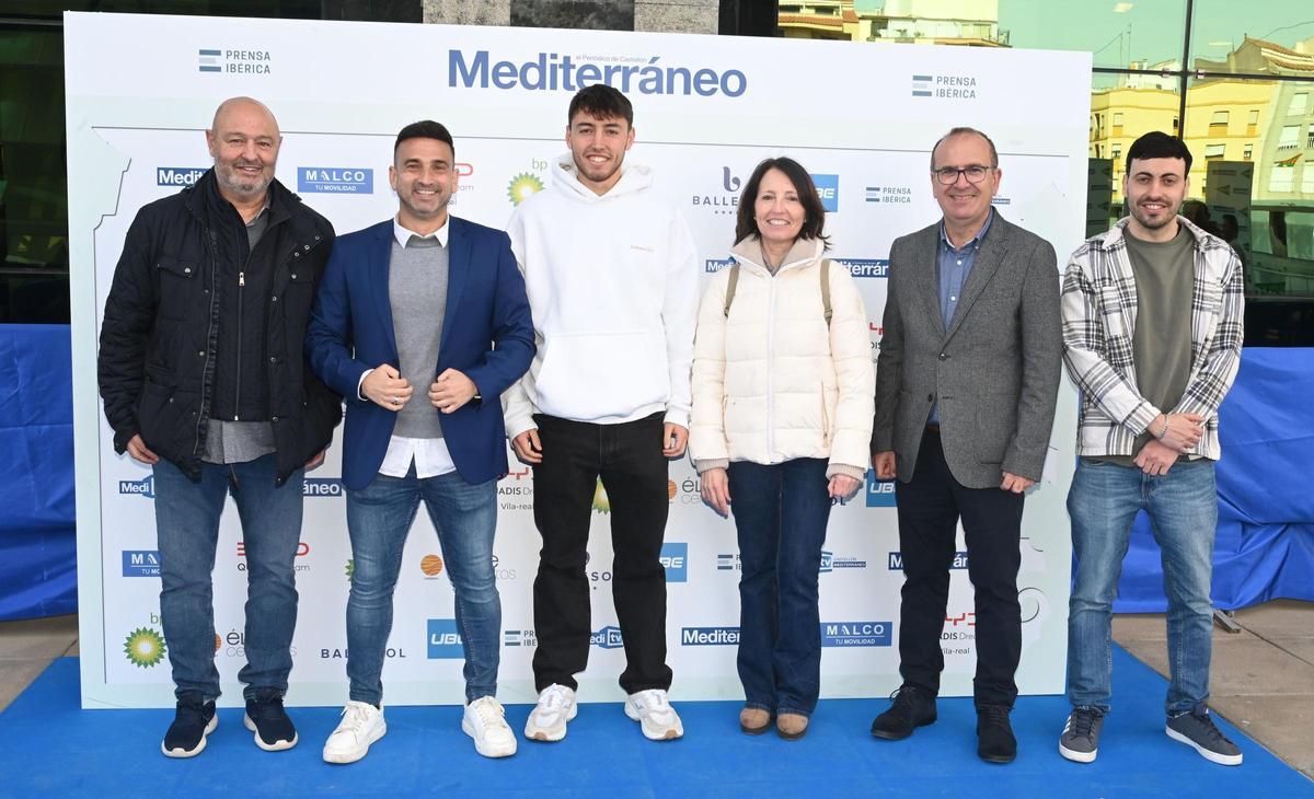 Juanlu Esbrí, en el centro, junto a sus padres, el director de Mediterráneo, Ángel Báez, y los redactores de Deportes: Ismael Mateu (2º por izquierda) y Aguirre (derecha).