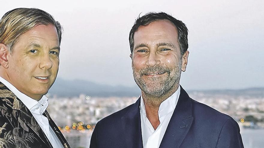 Michael Smith y James Costos, en la terraza de la suite presidencial del GPRO Valparaíso Palace &amp; Spa de Mallorca.