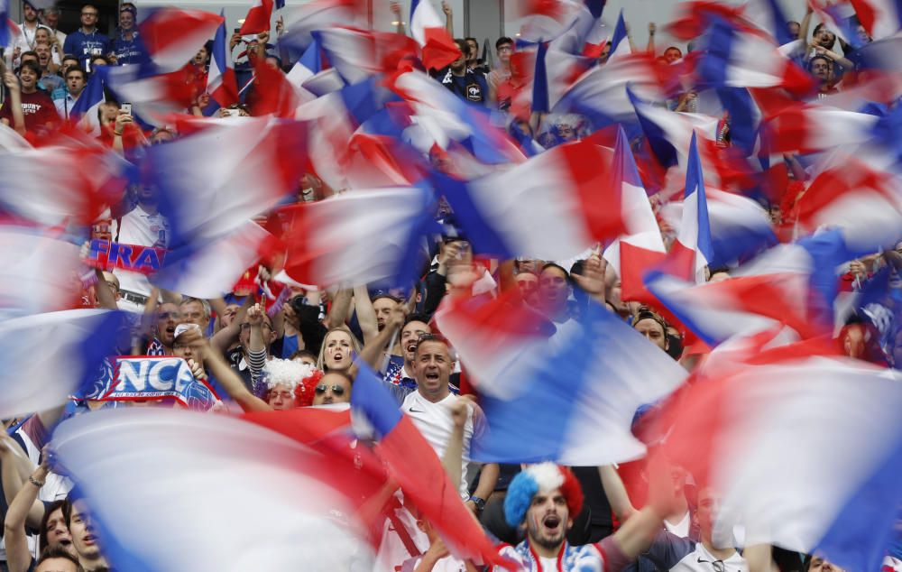 Los seguidores de ambos equipos han puesto colorido al estadio de Saint Denis en el partido inaugural.