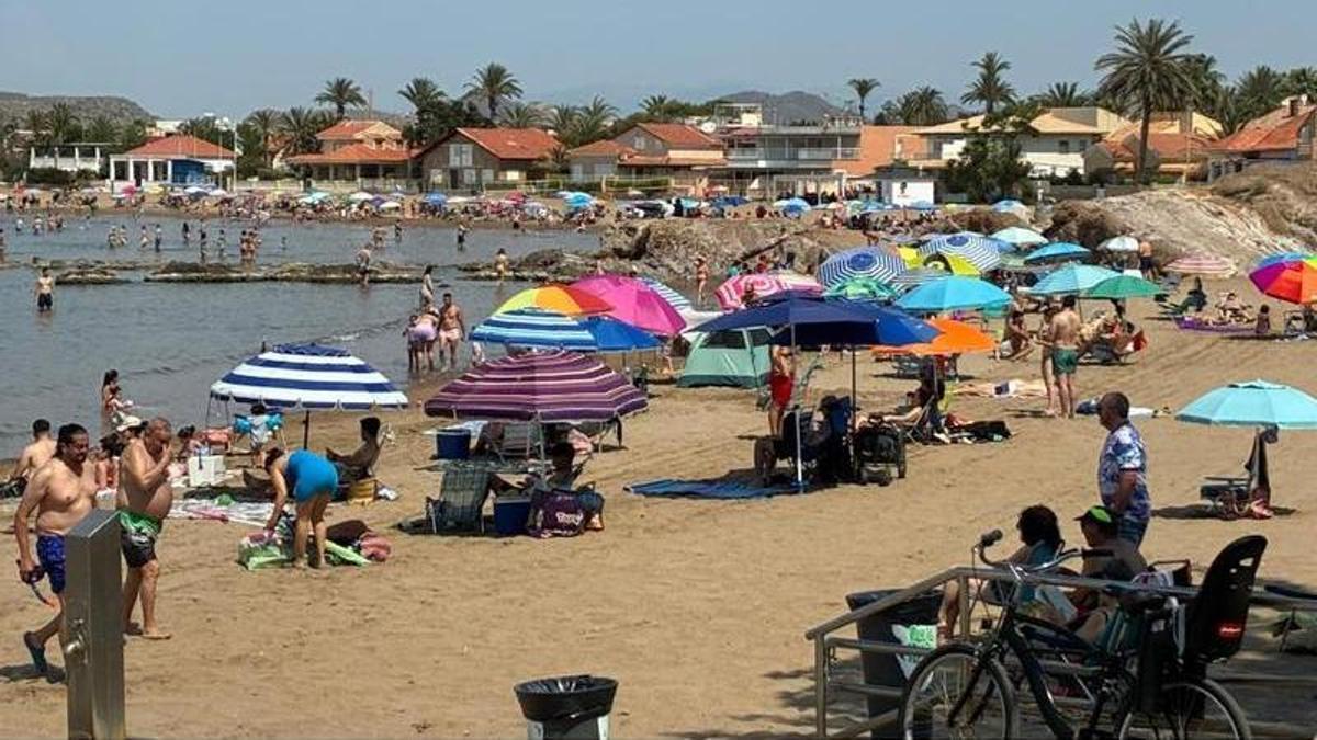 Decenas de bañistas en la Playa de La Reya (Puerto de Mazarrón) durante este domingo.