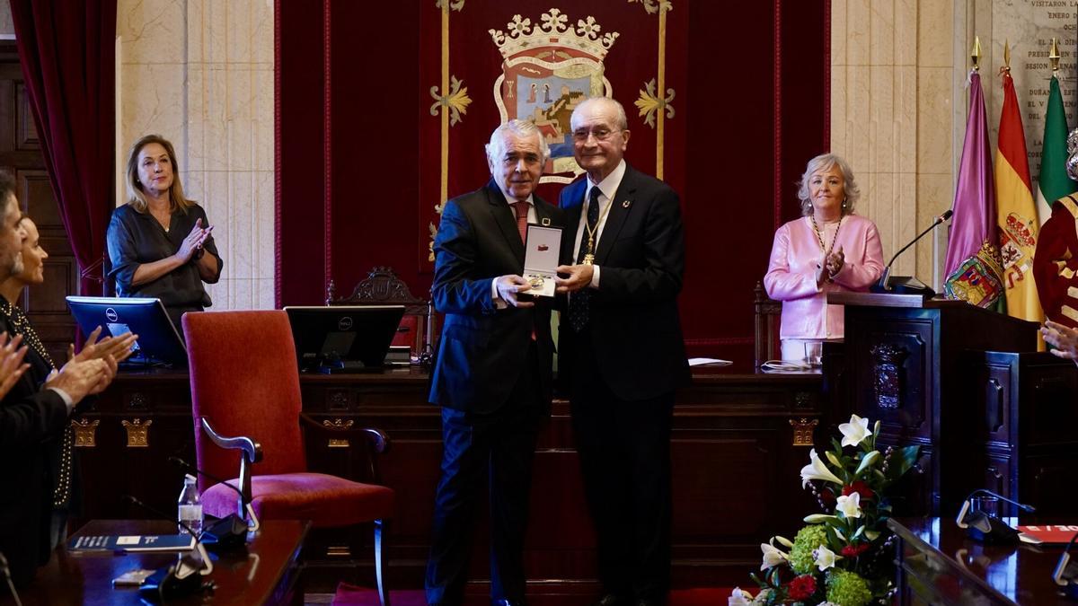 El alcalde de Málaga, Francisco de la Torre, preside el acto de entrega de la Medalla de la Ciudad y nombramiento de hijo predilecto al Ilustre Colegio Oficial de Médicos de la provincia de Málaga.