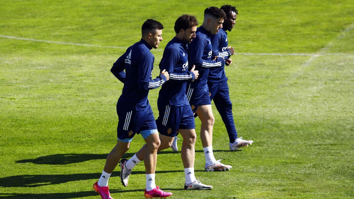 Narváez, en primer término, junto a Eguaras, Larra y James durante un entrenamiento.