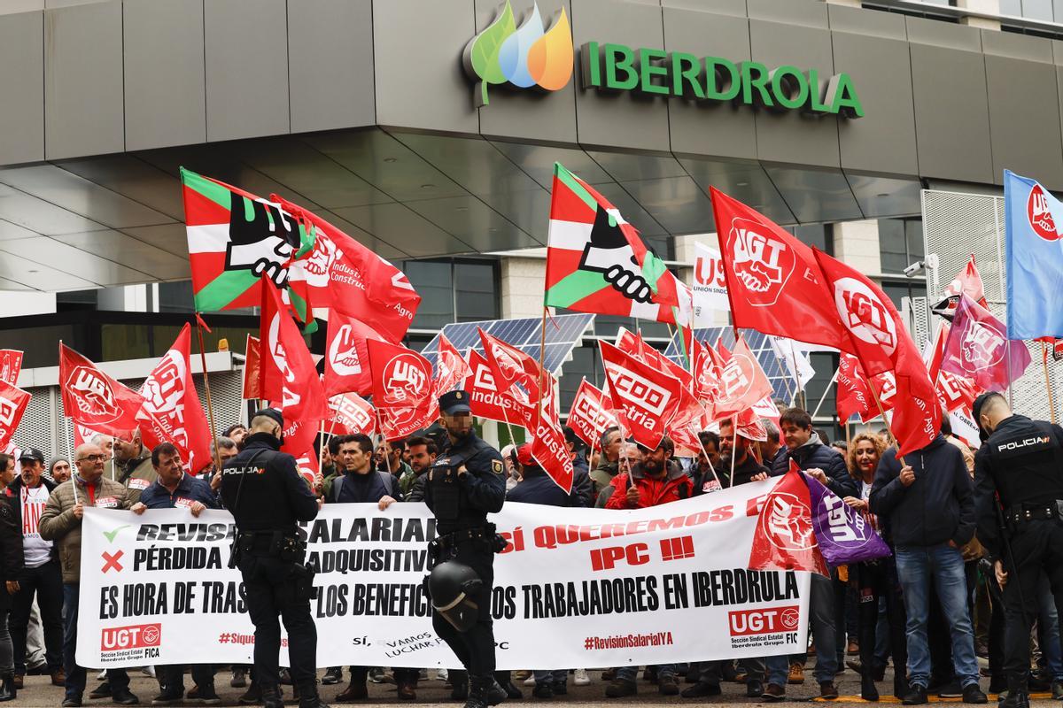 Concentración de trabajadores a las puertas de Iberdrola en Madrid para exigir una revisión salarial el pasado noviembre.