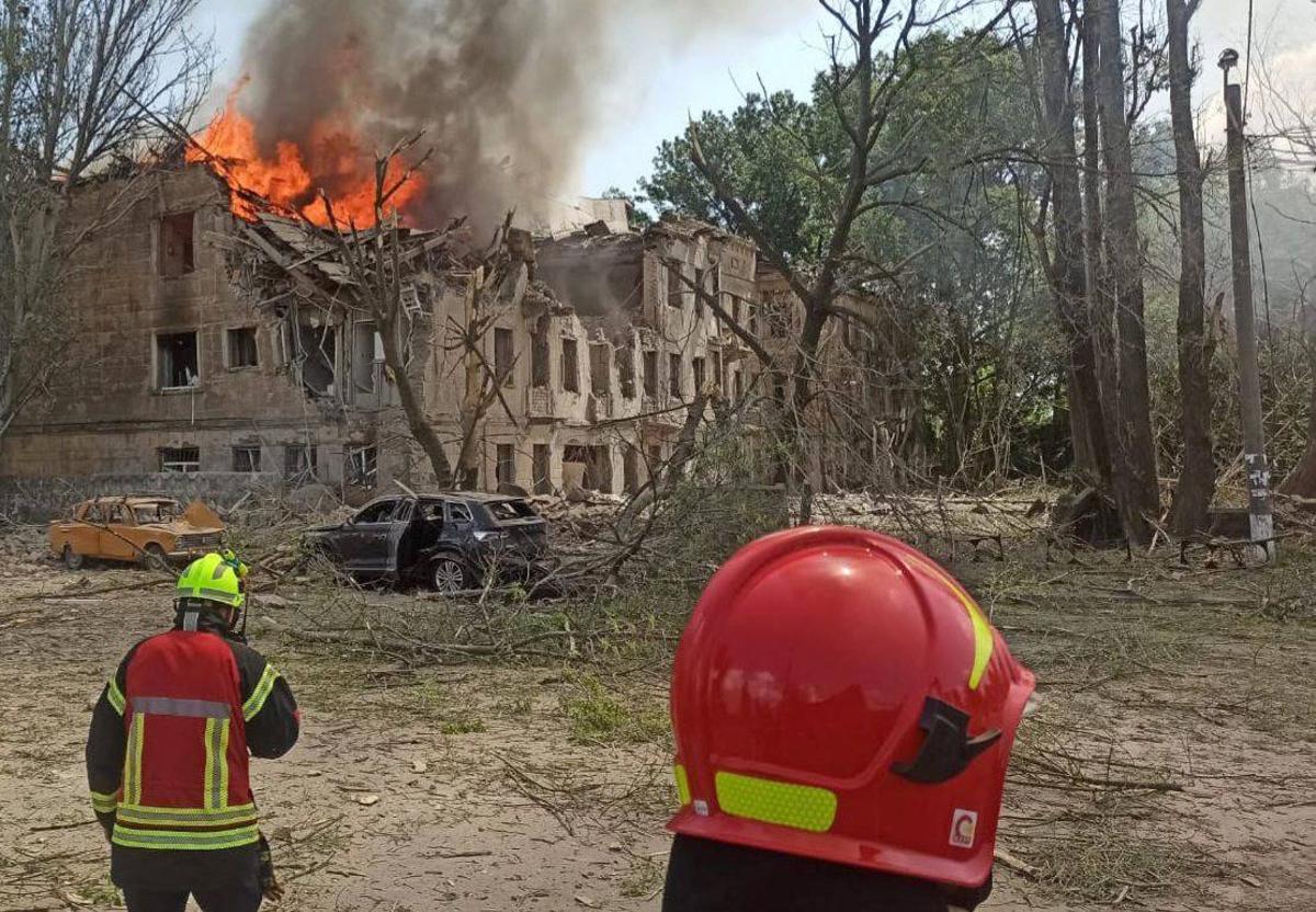 Rusia bombardea un hospital en Dnipro y causa al menos dos muertos