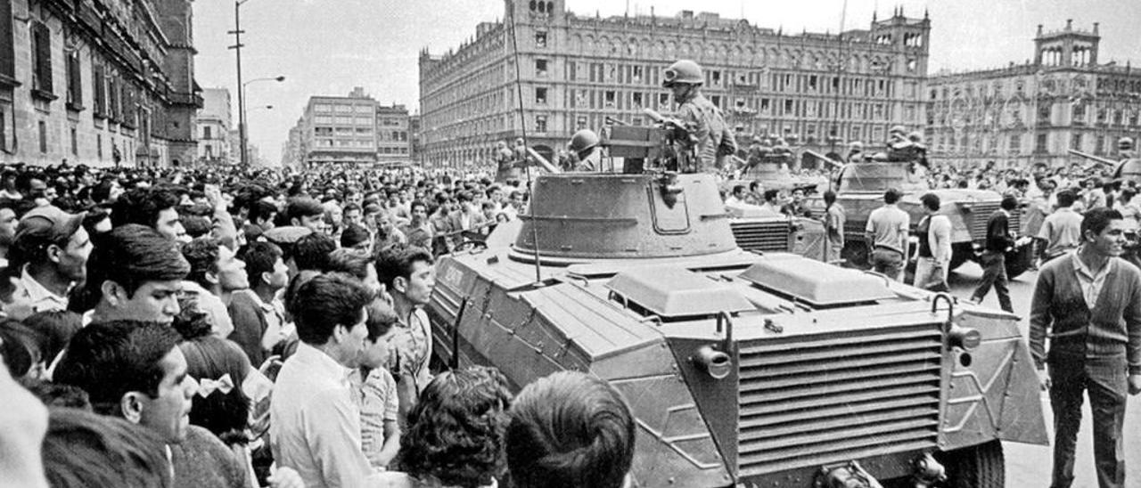 Forzas da policía e do exército na Praza das Tres Culturas (México, otubro de 1968).