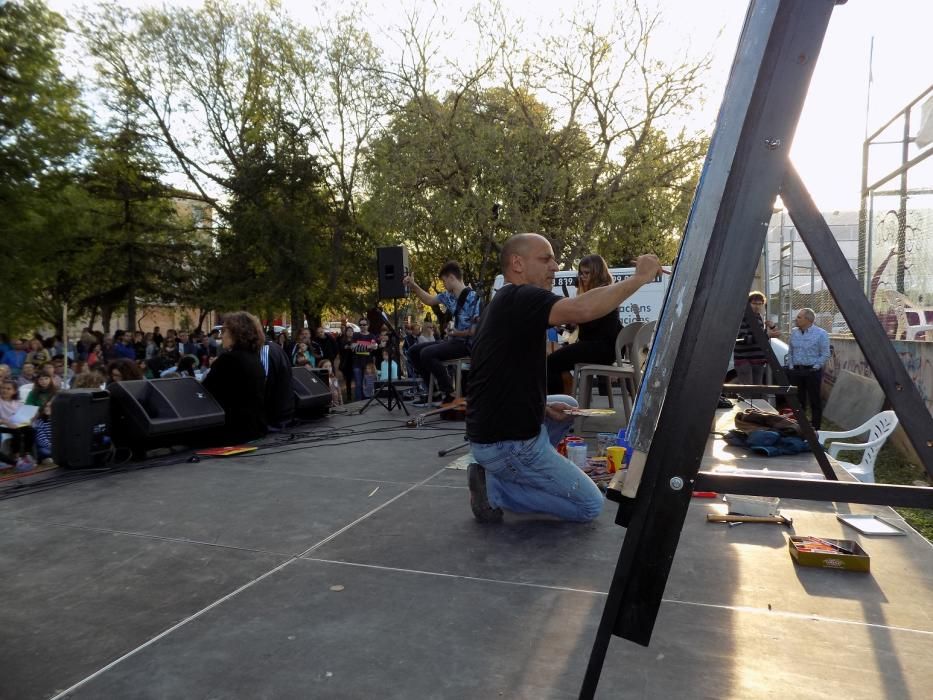 El cantant de Txarango presenta els dibuixos de Gubianas a Navàs