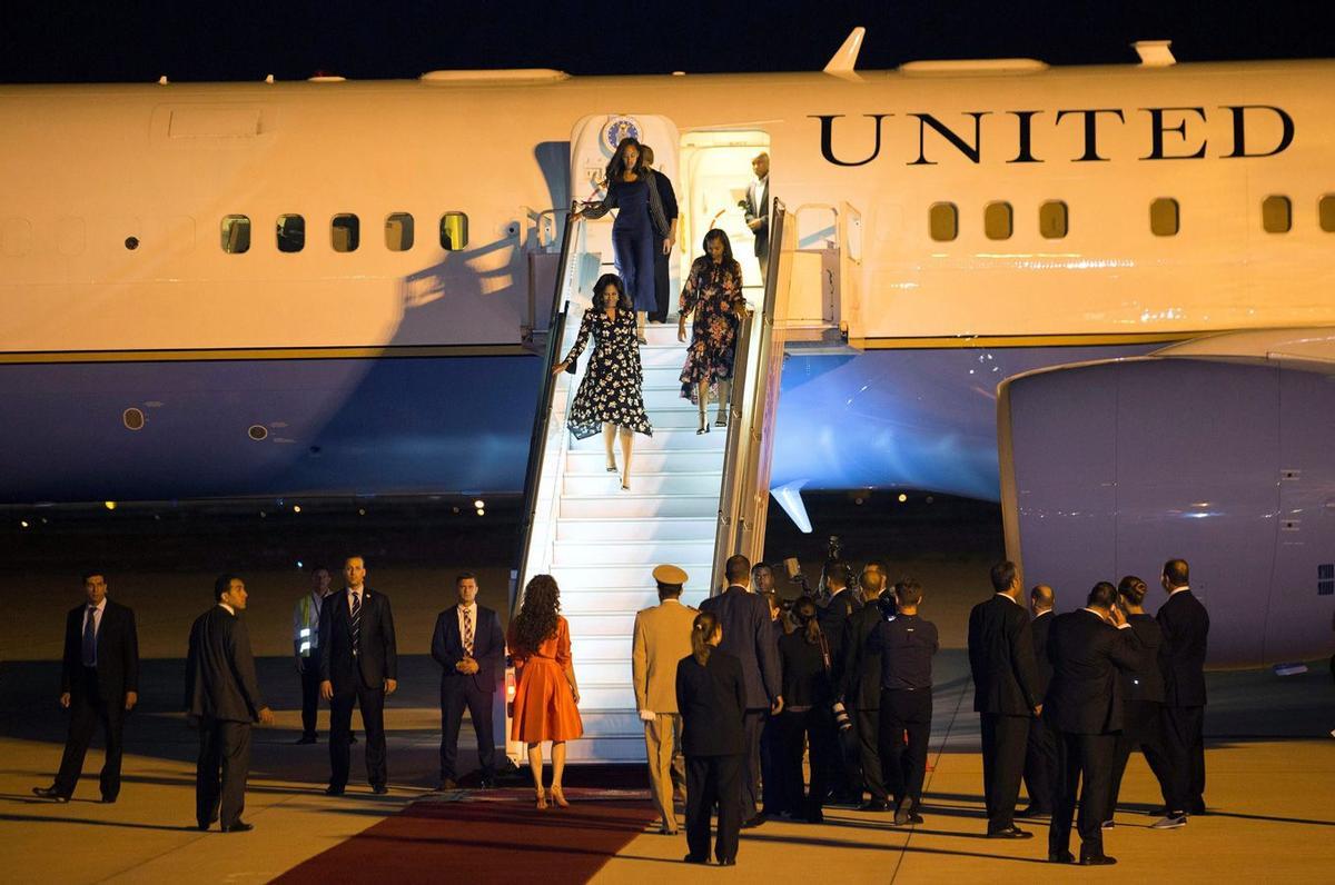 Michelle Obama y sus hijas llegando a Marruecos