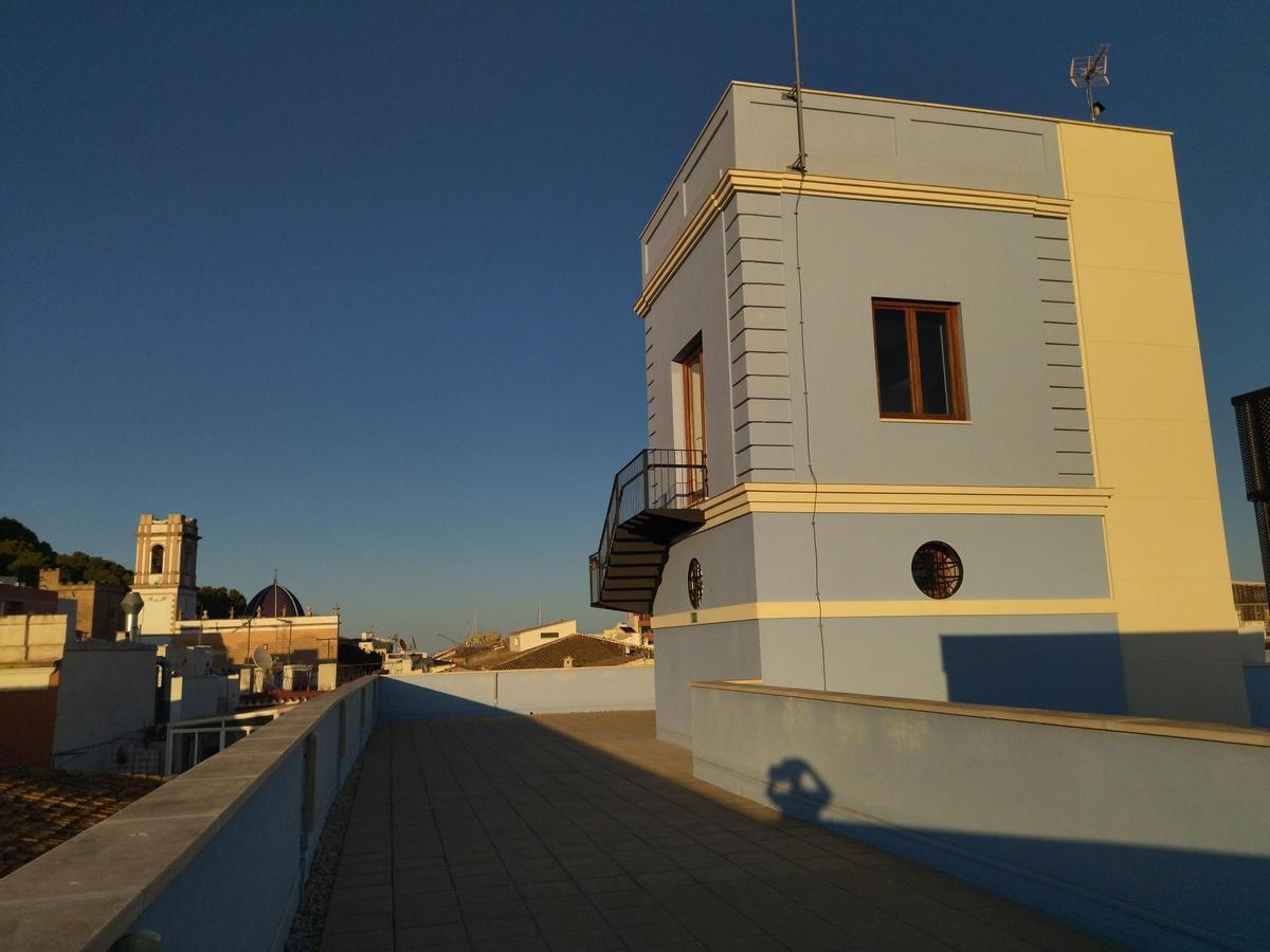 La terraza y la torre azul de la biblioteca de Dénia
