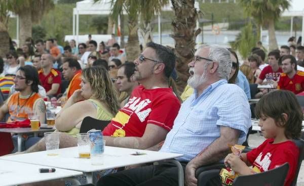 La afición zaragozana apoya a España en su debut en Las Playas