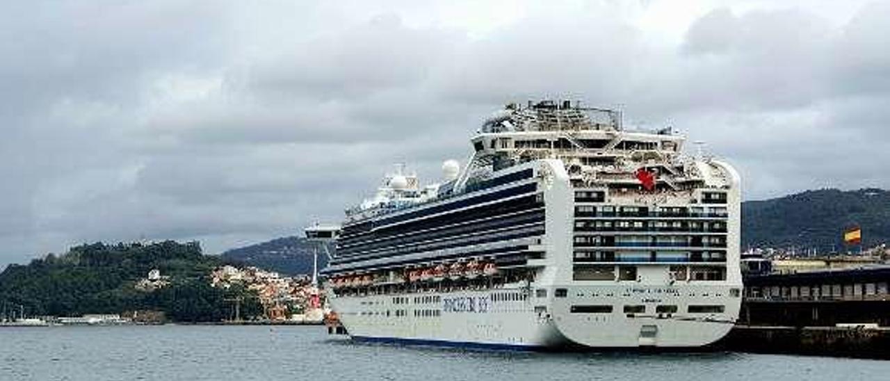 El buque &quot;Sapphire Princess&quot; atracado en el puerto de Vigo. // M.G.B.