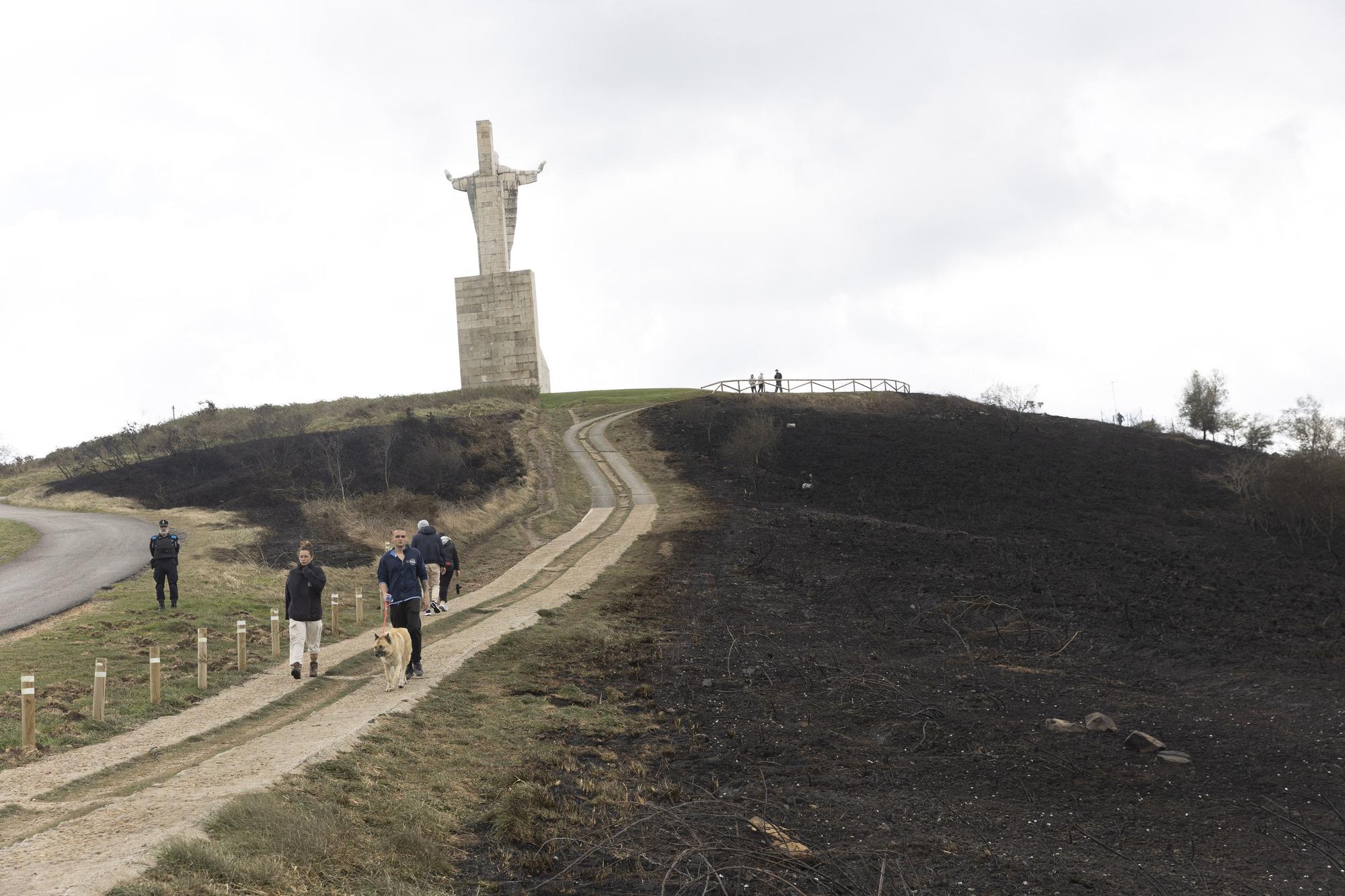 El Naranco, en Oviedo, devastado por las llamas