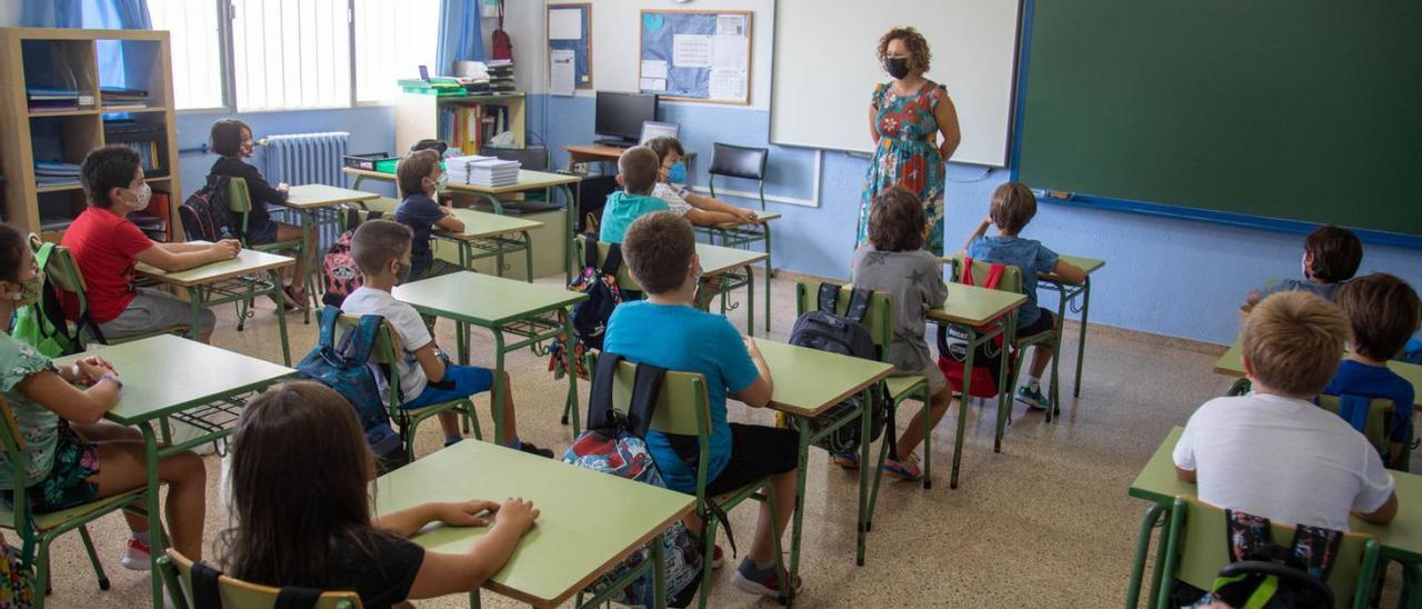 Unos alumnos con su profesora el primer día de clase en el CEIP Aina Moll. | GUILLEM BOSCH