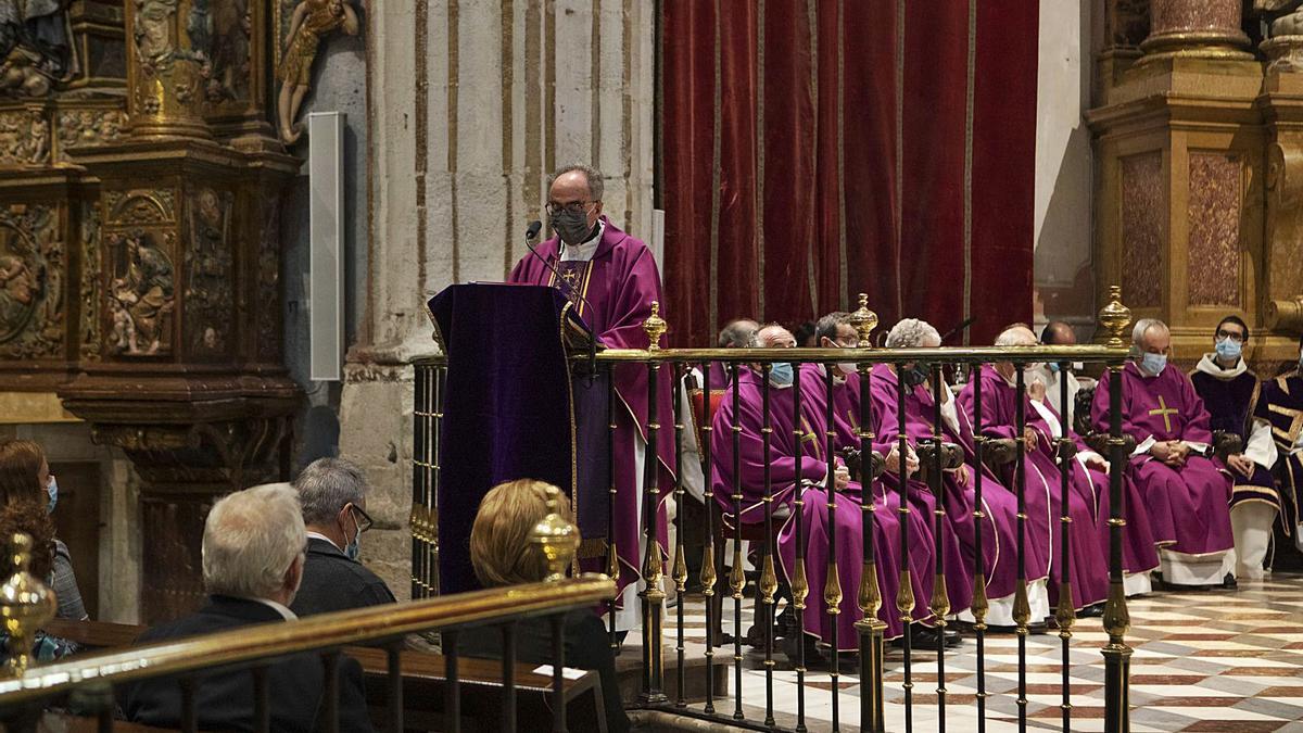 El administrador diocesano, durante su homilía en la Catedral. | Emilio Fraile