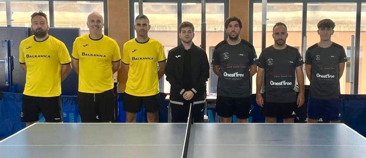 Los olivenses de 2ª Nacional, a la derecha, posan con sus rivales