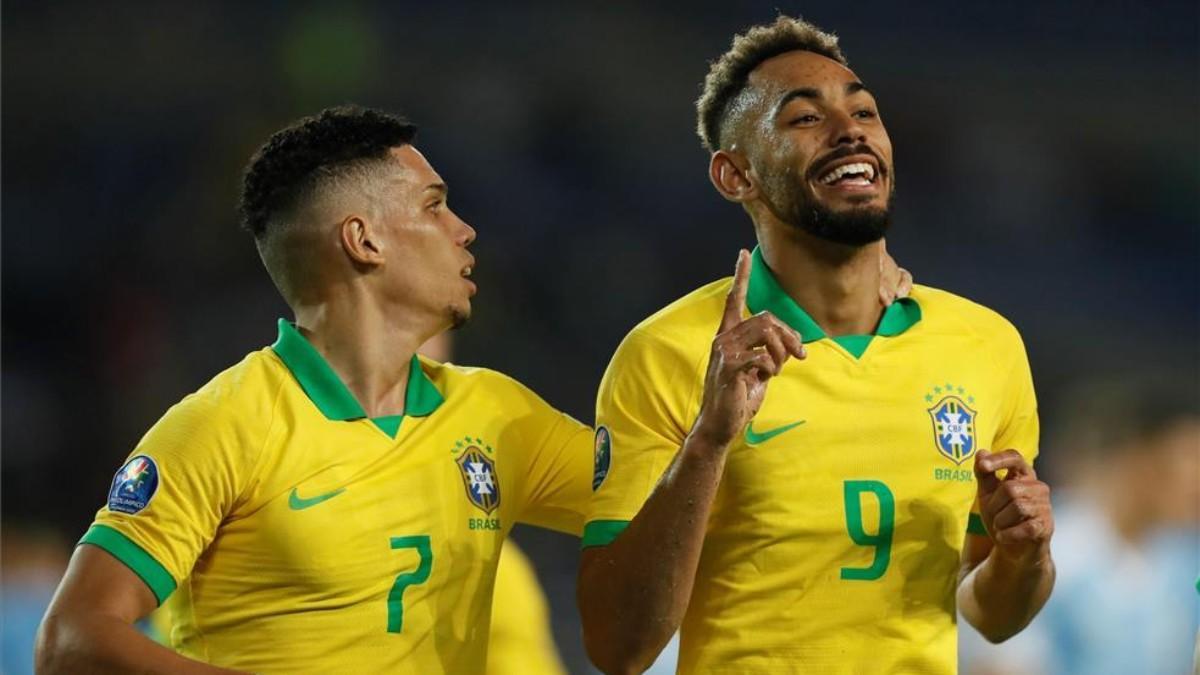 Paulo Sampaio y Matheus Cunha celebran un gol en el Preolímpico Sudamericano de 2020.