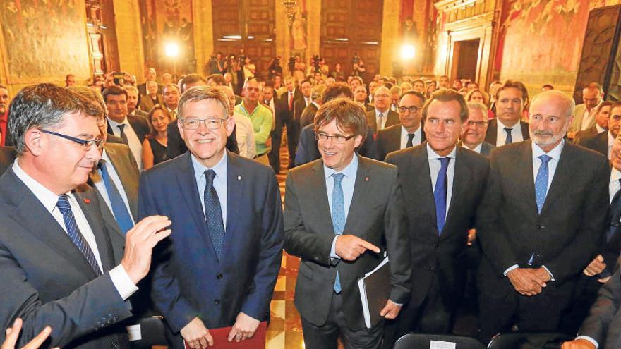 El presidente de las Cortes, Enric Morera, junto a Puig y Puigdemont, en el Saló de Corts del Palau de la Generalitat