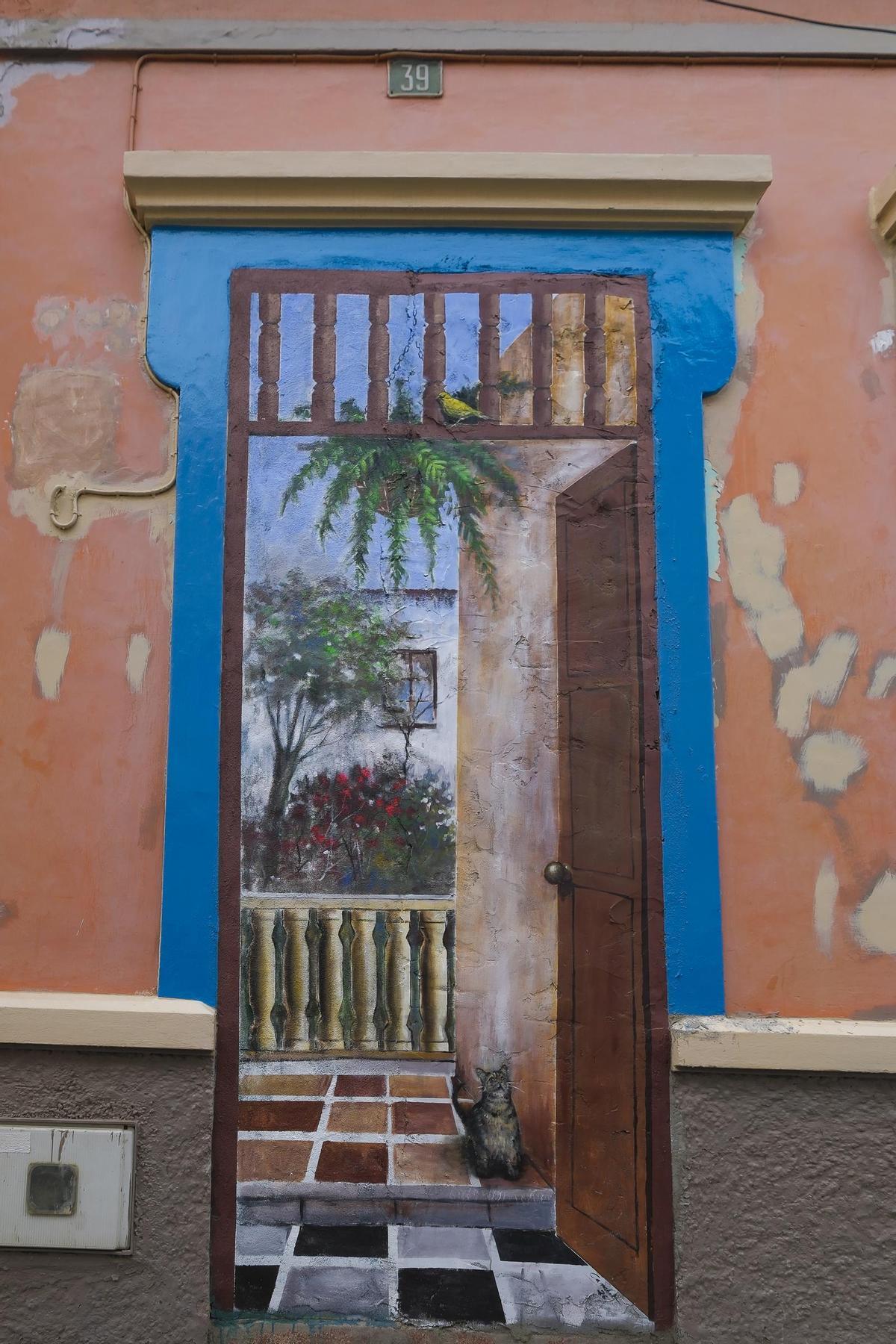 El artista Cayetano Manríquez pinta un mural en una fachada abandonada de Las Alcaravaneras.