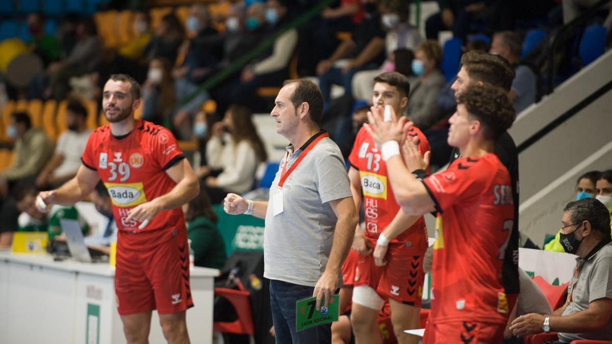 El banquillo del Bada anima a los suyos durante el choque en Pamplona.