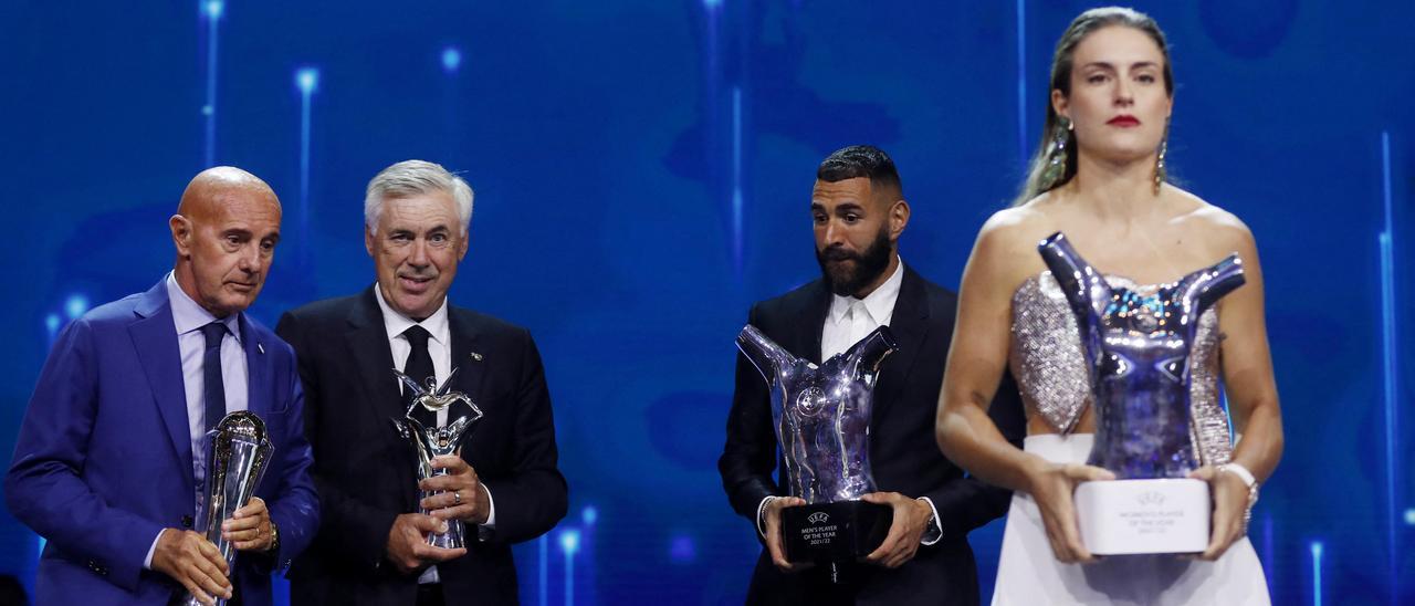 Alexia Putellas con su premio como mejor futbolista europea del año