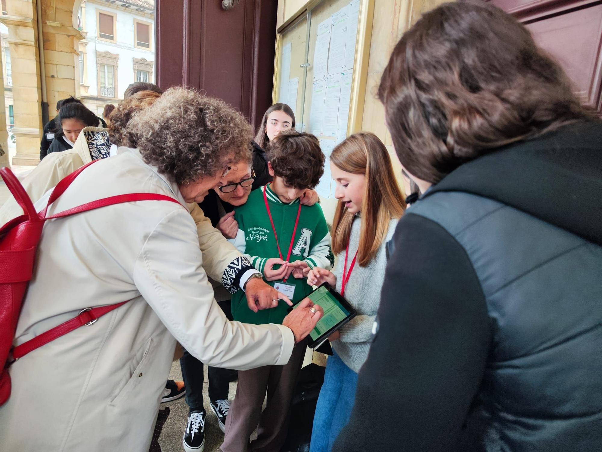 La historia medieval de Villaviciosa, de las aulas a las calles: así han ejercido los alumnos del instituto como guías turísticos