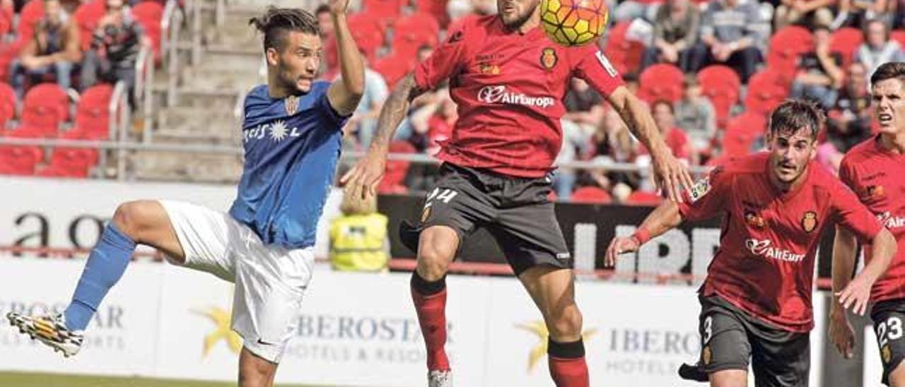 Aveldaño controla el balón ante la presión de un rival durante el encuentro de ayer en el Iberostar Estadio.