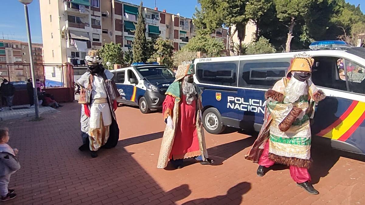 Los Reyes Magos de Oriente visitan la Comisaría Provincial de la Policía Nacional en Alicante