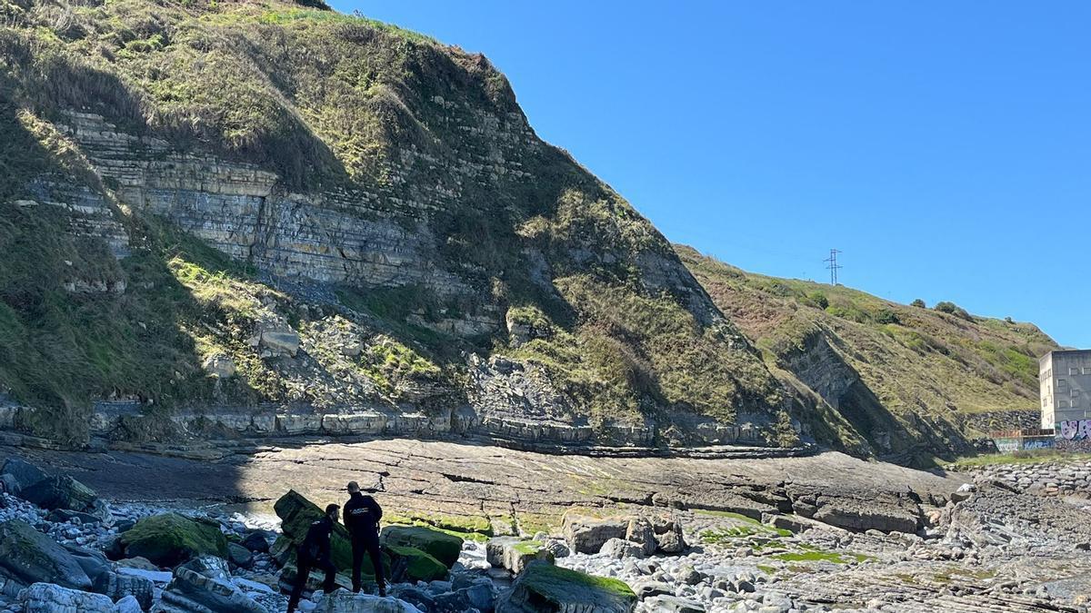 VÍDEO: Investigan la muerte de un hombre en Gijón que apareció en la playa de Peñarrubia