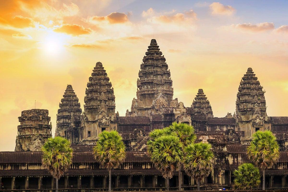 El complejo de  Angkor Vat, en Camboya, es el más grande y también el mejor conservado de los que integran el asentamiento de Angkor. Está considerado como la mayor estructura religiosa jamás construida y uno de los tesoros arqueológicos más importantes del mundo.