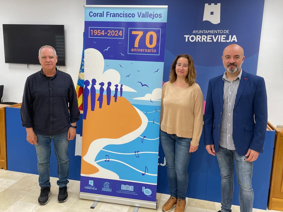 Presentación del aniversario con el presidente de la entidad, José Miguel Ferrández, la directora Belén Puente y el concejal de Cultura, Antonio Quesada