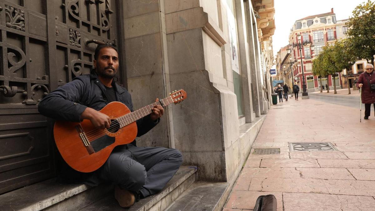 Miguel Gabarri, el músico callejero de Oviedo que ha hecho viral su versión flamenca de &quot;Santa Bárbara Bendita&quot;