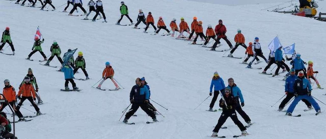 Un desfile con los clubes de esquí de Pajares organizado en la estación este año.