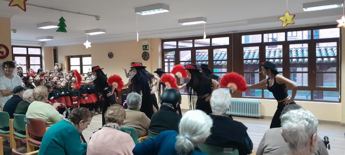 GALERÍA | Las alumnas de Sandra Iglesias bailan para los "abuelos" de la residencia Virgen del Canto de Toro GALERÍA | Las alumnas de Sandra Iglesias bailan para los "abuelos" de la residencia Virgen del Canto de Toro