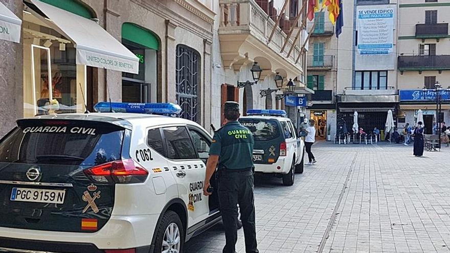 Una patrulla de la Guardia Civil en Inca.