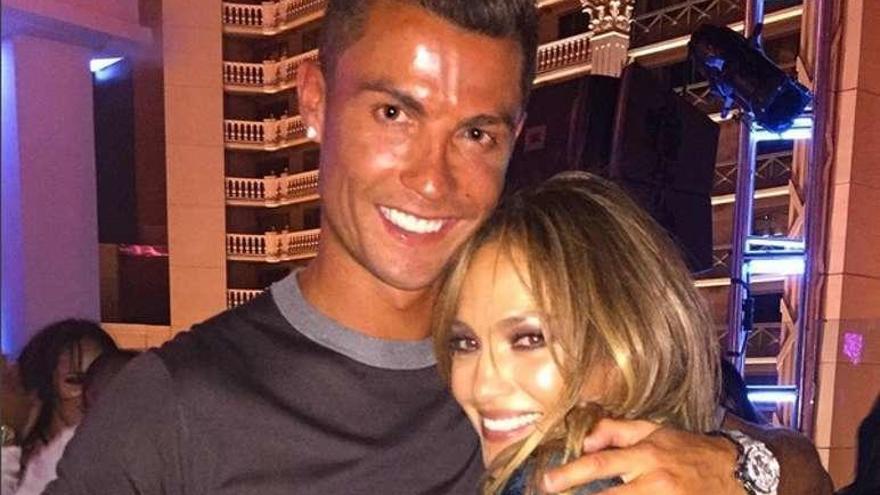 Cristiano Ronaldo y Jennifer López se abrazan en el cumpleaños.