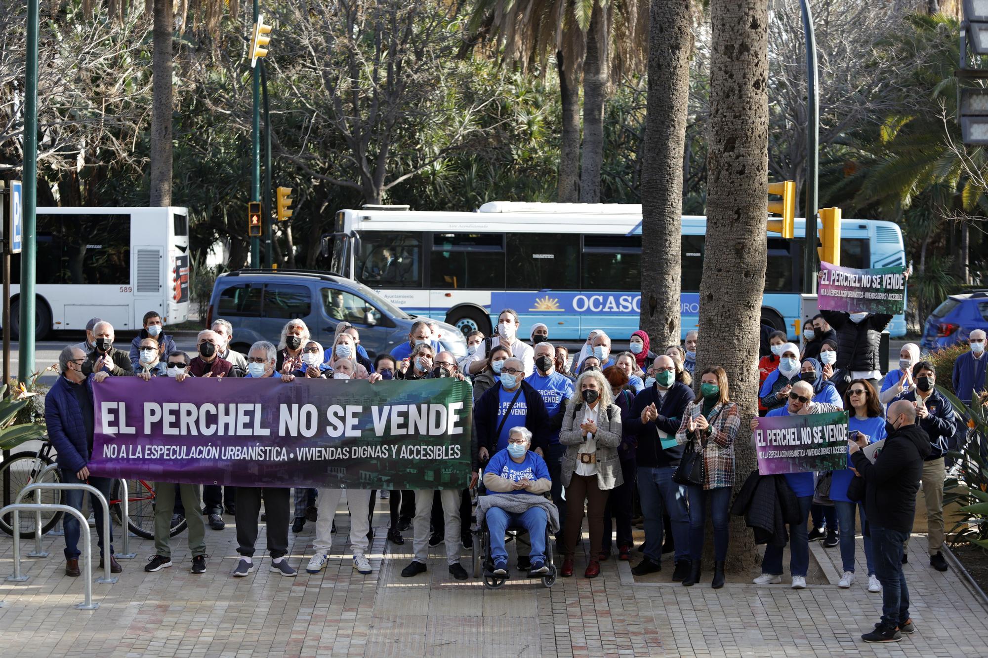 Concentración de los vecinos del Perchel frente al Ayuntamiento de Málaga