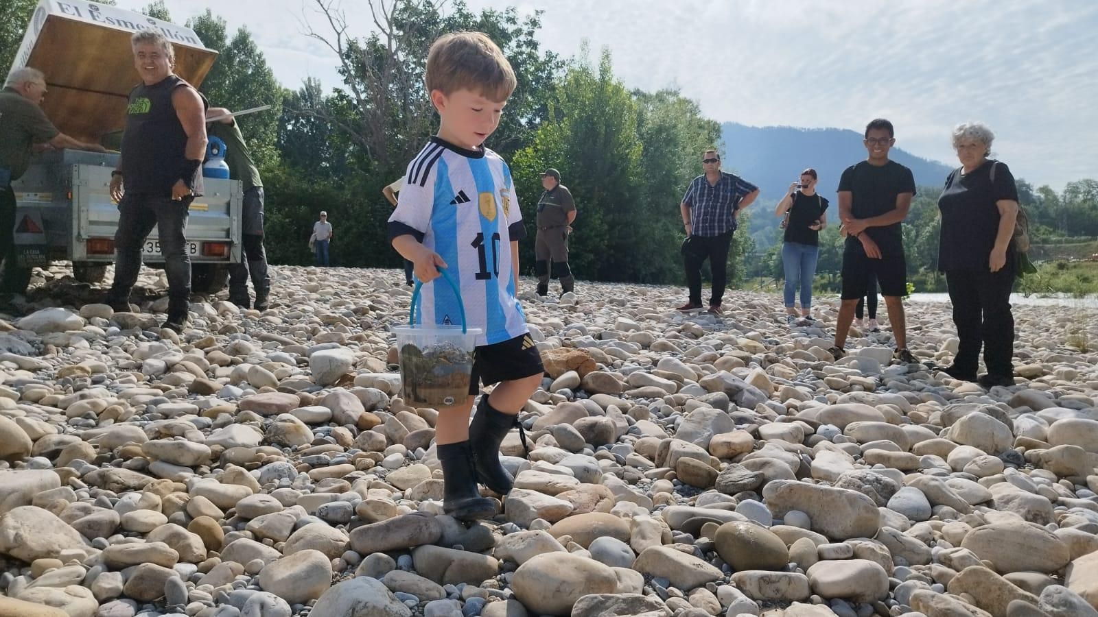 Los escolares de Arriondas repueblan el Sella con 5.000 alevines de trucha