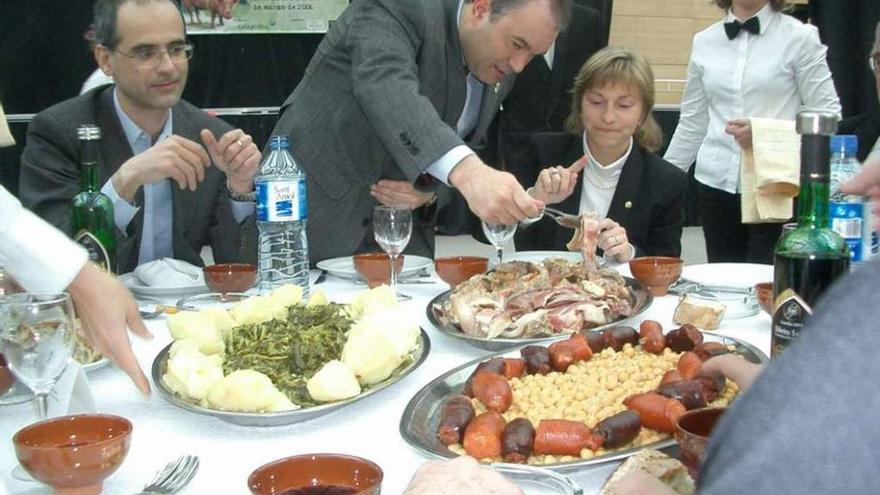 Crespo y el ahora presidente de Andorra, Antoni Martí, en el cocido celebrado en Escaldes en 2006. // Bernabé