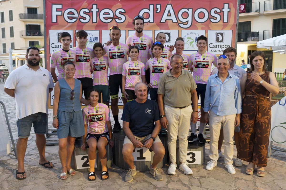 Los ganadores de las distintas pruebas posan con el maillot acreditativo.