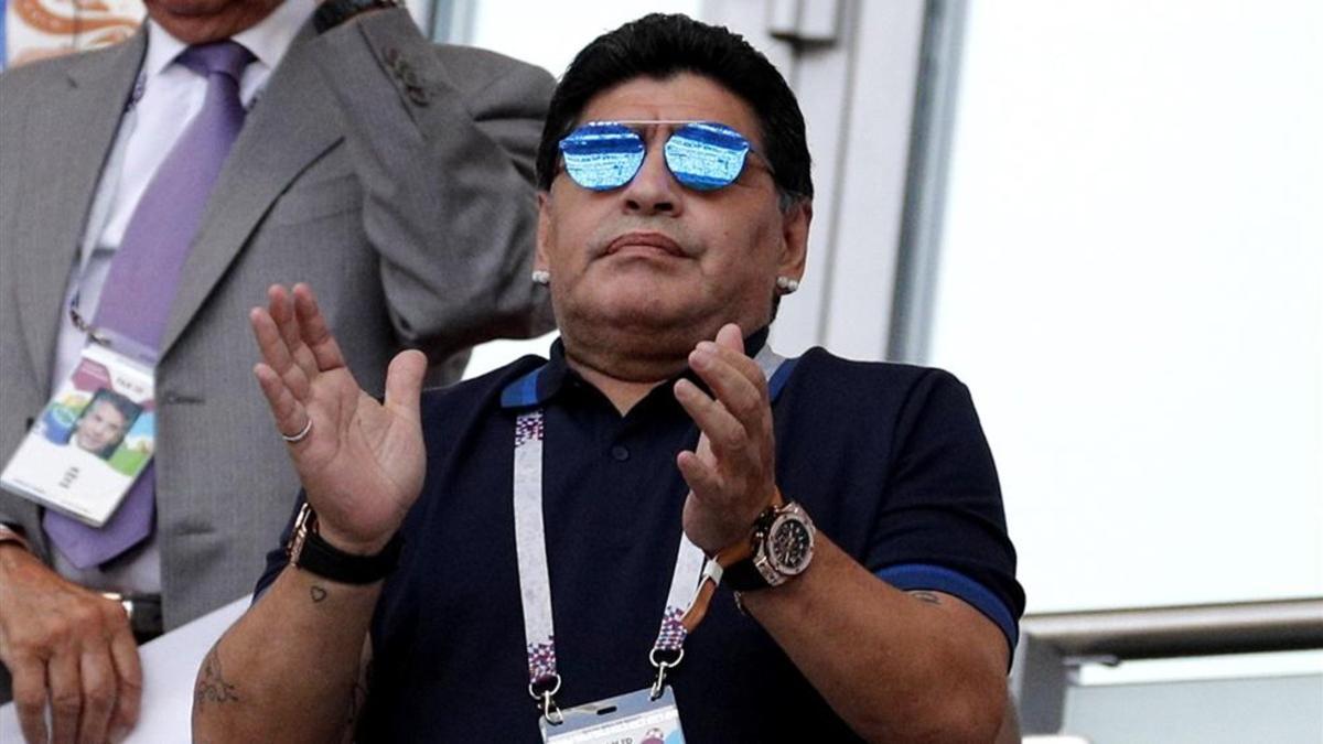 Maradona durante la eliminatoria entre Francia y Argentina en Kazán