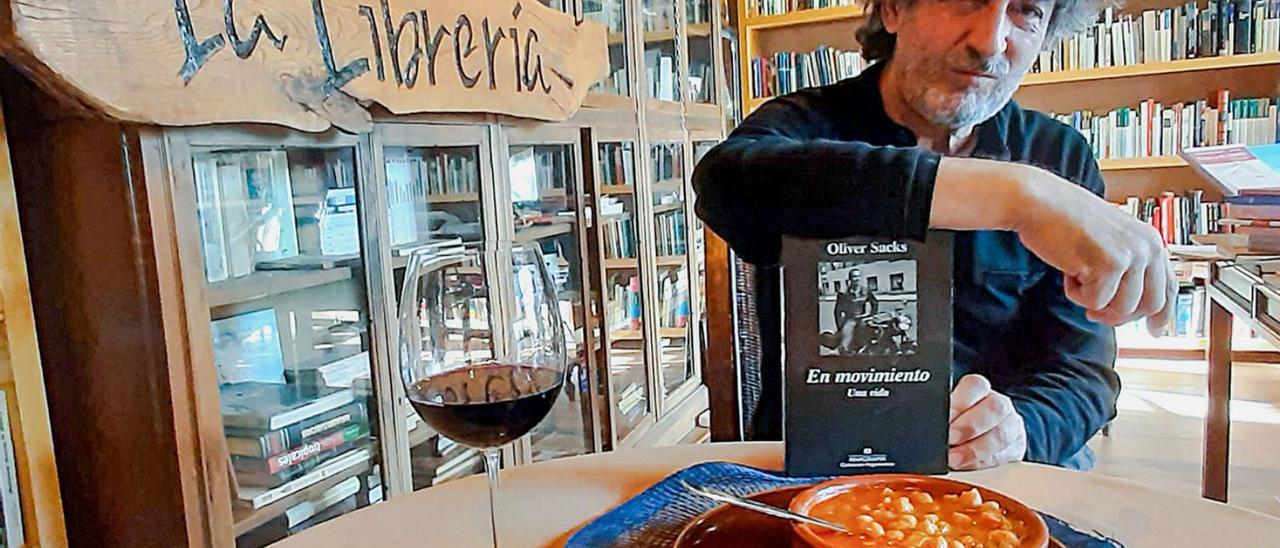 Esteban Raposo Aguado, en su librería,  entre sus libros y los garbanzos con calabaza que allí cocina. | A. P. Paredes