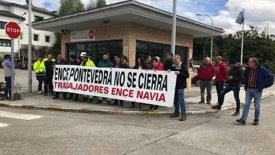 Trabajadores de Navia recibieron así al líder del PSOE astuariano.