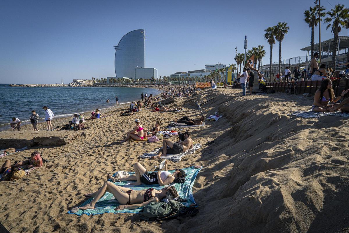 Playa de San Sebastian, San Miquel y la Barceloneta a tope en pleno abril