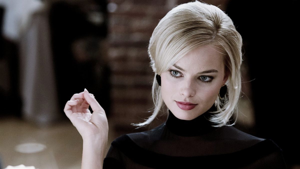 Margot Robbie como Naomi Lapaglia