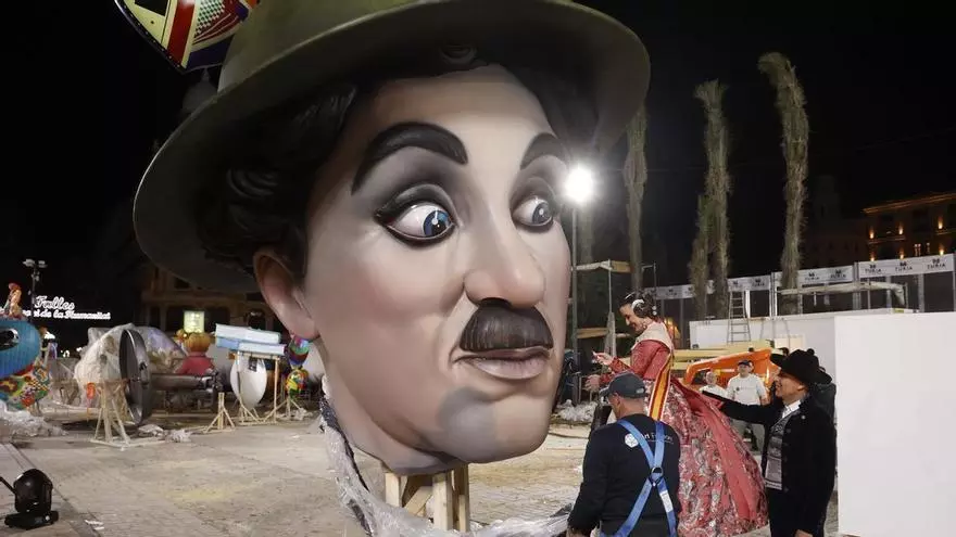 La cabeza del Chaplin de la falla municipal, a punto de subir a su remate