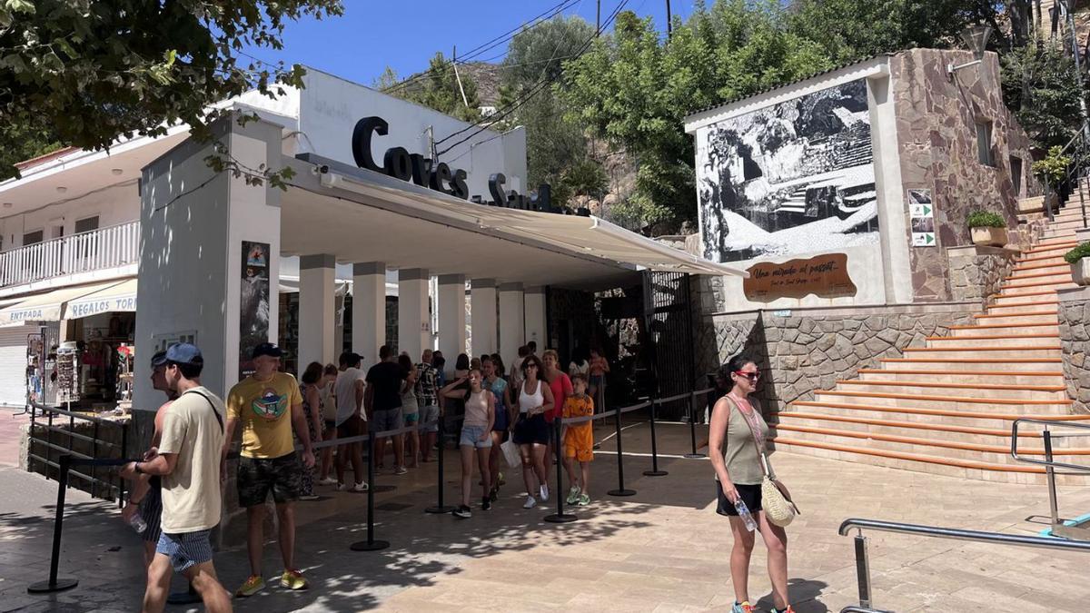 Durante los días del verano, les Coves de Sant Josep venden todas las entradas para la visita tradicional.