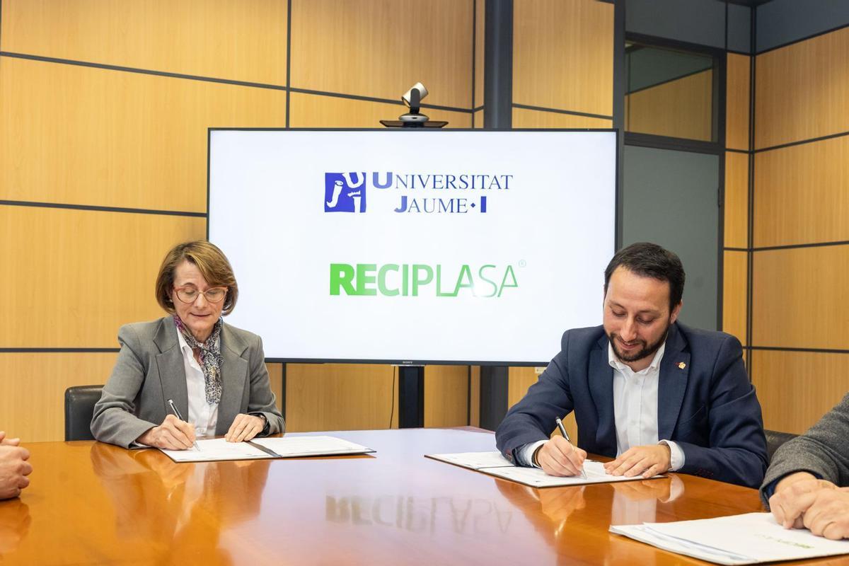 La Cátedra Reciplasa de Gestión de Residuos Urbanos de la UJI es un laboratorio de ideas. En la imagen, la rectora, Eva Alcón, y el presidente de Reciplasa, Sergio Toledo.