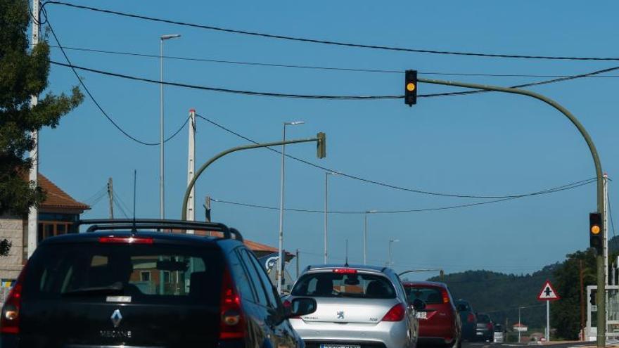 El semáforo de A Pantrigueira se puso ayer en ámbar.   | // IÑAKI ABELLA