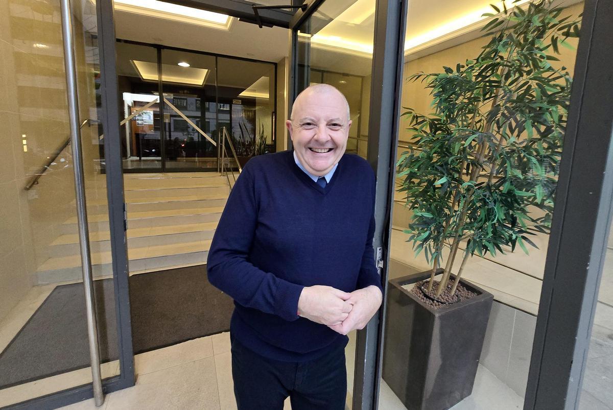 Carlos Boullosa en el portal del edificio de López Mora donde trabaja y vive