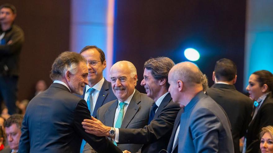 José María Aznar saluda a Dionisio Gutiérrez, junto a Andrés Pastrana, durante la cumbre del año pasado en Guatemala. | FOTO CEDIDA A LNE