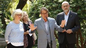 Irene Rigau, Joana Ortega y Artur Mas, en los jardines del Palau Robert, en Barcelona.